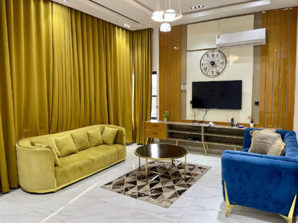 Beautifully furnished 3bedroom shortlet apartment: sitting room