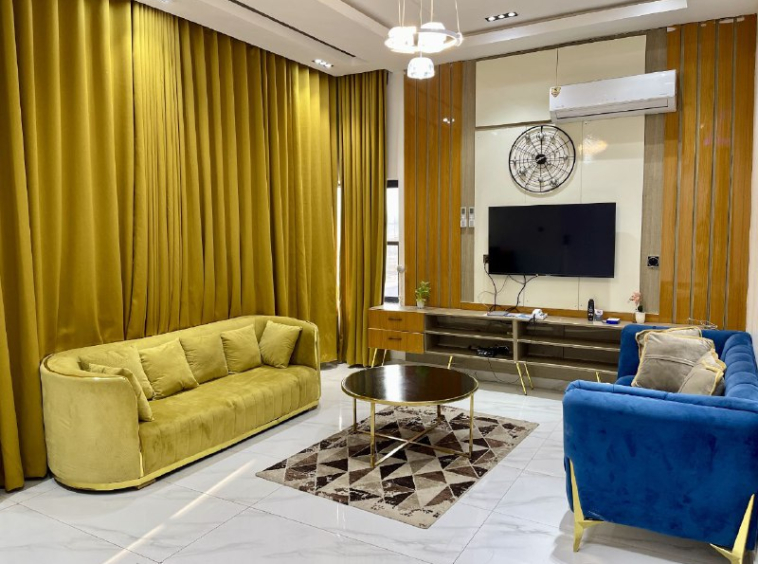 Beautifully furnished 3bedroom shortlet apartment: sitting room