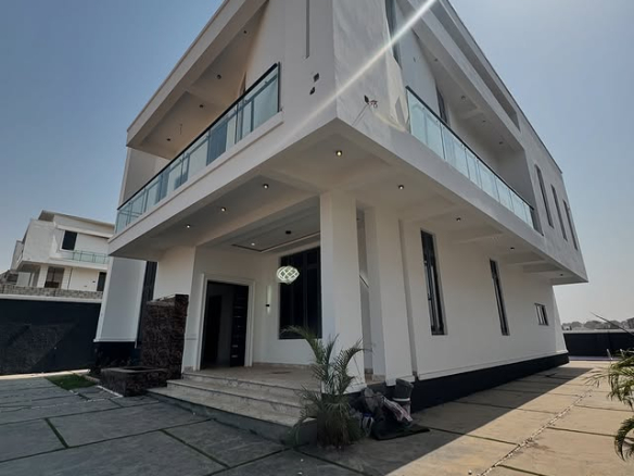 5 Bedroom Detached Home for Sale in Galadimawa for 400M side view