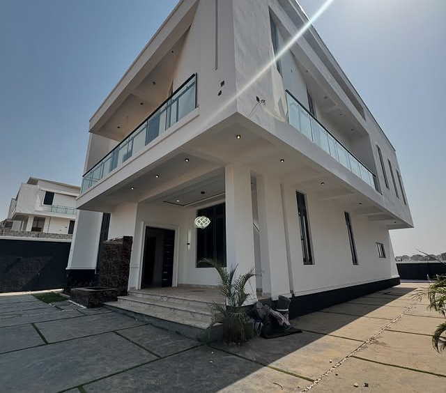 5 Bedroom Detached Home for Sale in Galadimawa for 400M side view