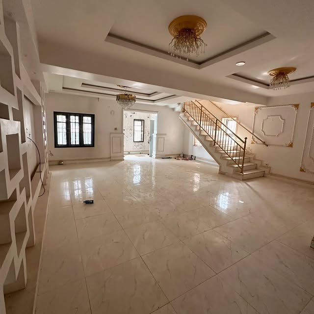 4-Bedroom Terraced Duplex with BQ for Sale in Jabi Mbora For N155M stair case