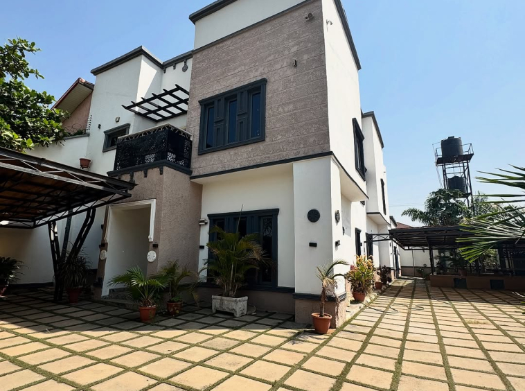 Front view of gwarinpa 4 bedroom 300 million