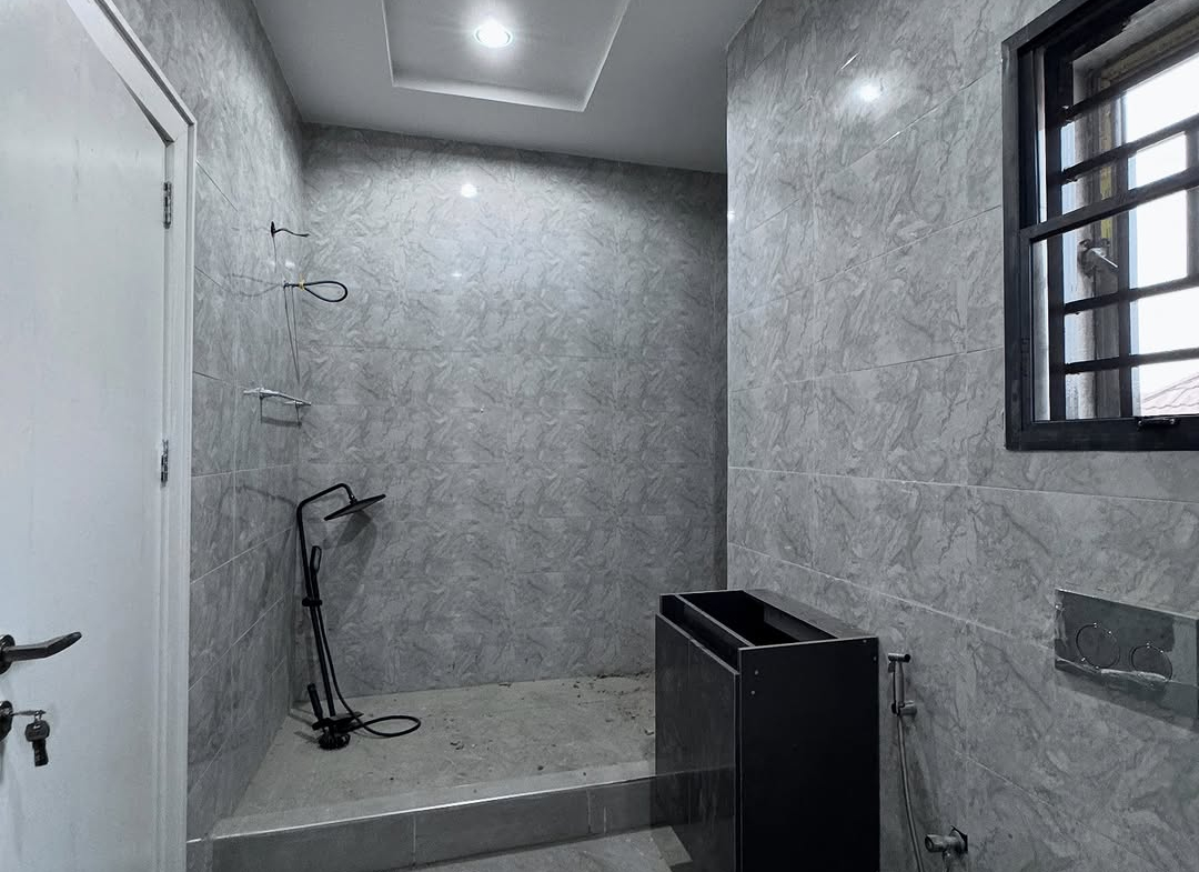 6 Bedroom Duplex for Sale in Utako (Ref 00040)