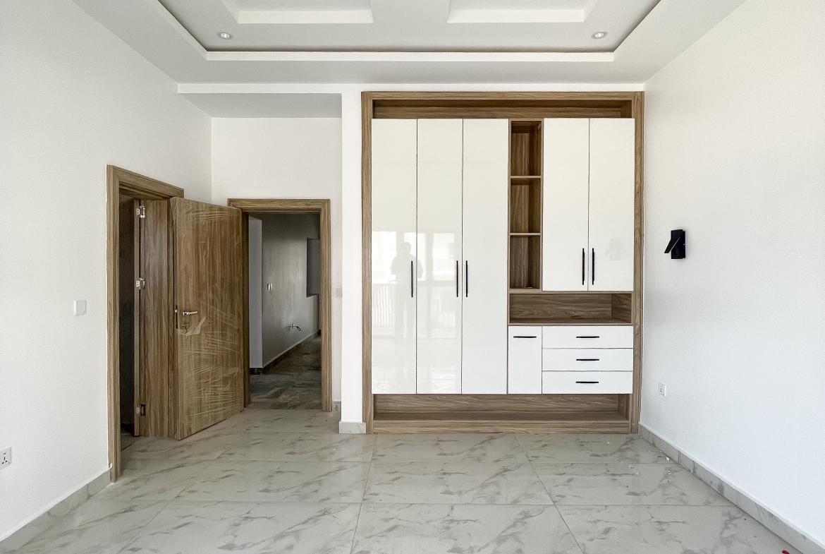 16 Units of 4-Bedroom Terraced Duplexes with BQ in 203034