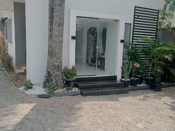 photo 5933551964749154202 y