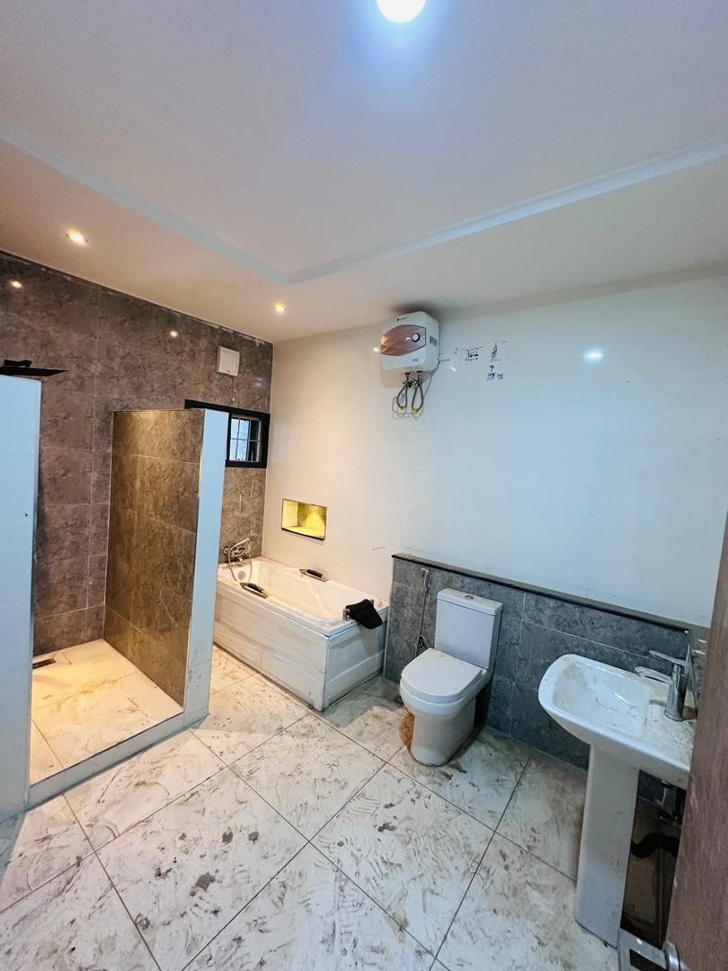 5-Bedroom Terrace Duplex with BQ for ₦230 M in Durumi | A.I Realent Global Resources bathroonm