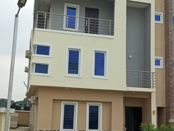 photo 5972001181997844510 y 1