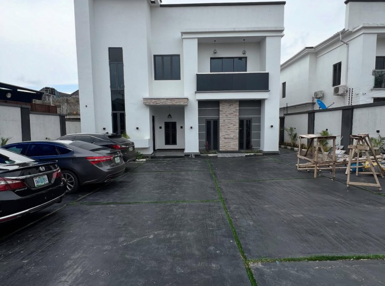 Brand new for Sale‼️6 Bedroom Fully Detached Duplex 1 Room BqLocation Guzape AbujaPrice 1.1B 10 1