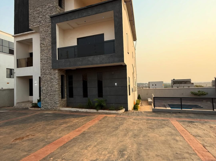 Distress Sale‼️5 Bedroom Fully Detached Duplex1 room BQLocation Lifecamp Ochacho Estate Abuj 9