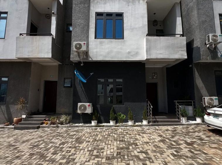 Distress Sale‼️Furnished 4 Bedroom Terrace Duplex 1 Room BQLOCATION Jahi AbujaPrice 320M Nai