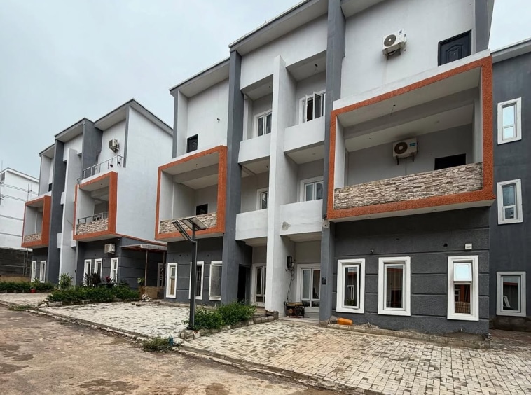 For Sale4 Bedroom Terrace Duplex 1 Room Bq Location Kukwaba opp. Games Village Price 230M Nair 9