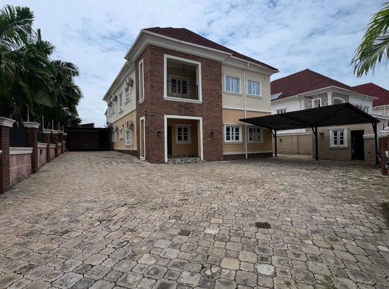 For Sale‼️6 Bedroom Fully Detached Duplex1 Room Bq Location Aco Estate Lifecamp. Opp. Godab E 9