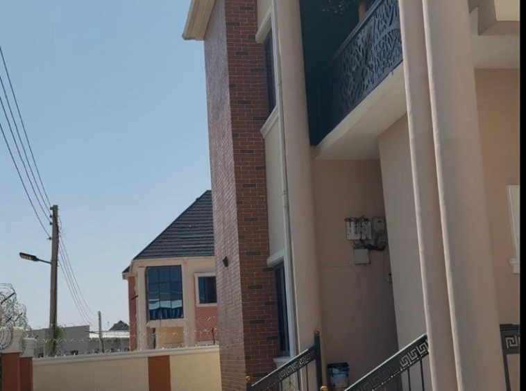 photo 5992212628077921989 y