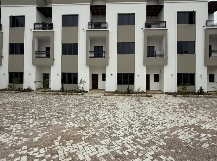 For Sale4 Bedroom Terrace Duplex1 Room BqLocation Jahi AbujaPrice330M Naira Middle Unit350M