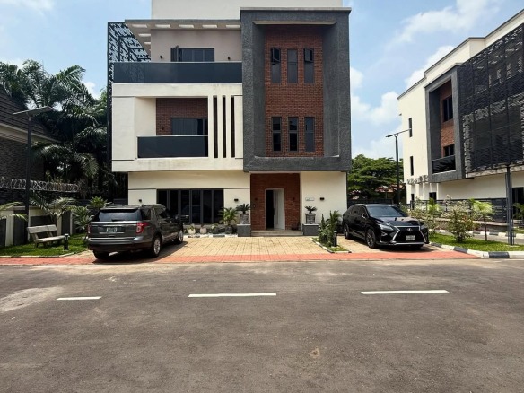This solidly built Furnished 5 Bedroom Fully Detached Duplex offers unmatched luxury and space.L 8