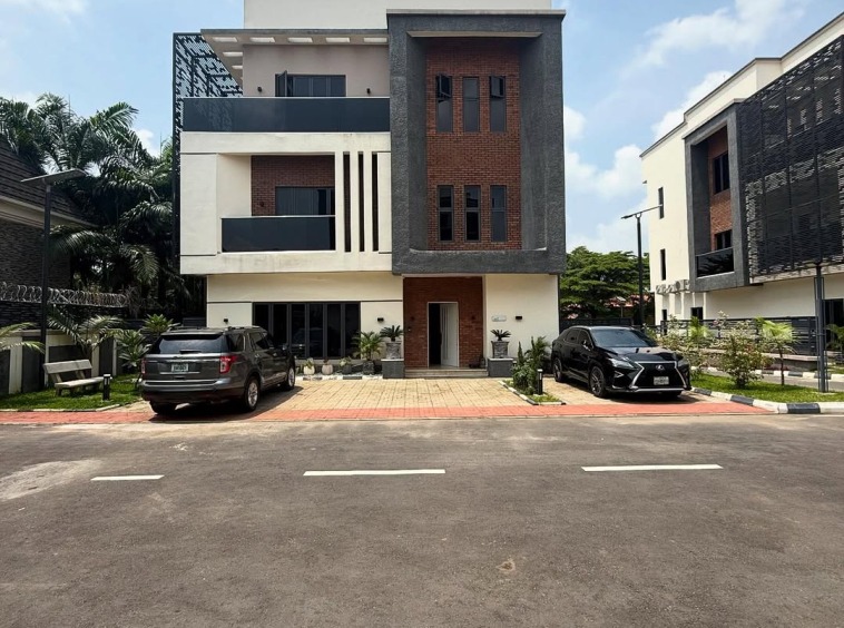 This solidly built Furnished 5 Bedroom Fully Detached Duplex offers unmatched luxury and space.L 8