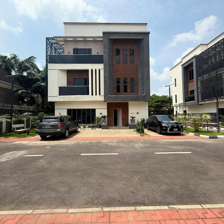 This solidly built Furnished 5 Bedroom Fully Detached Duplex offers unmatched luxury and space.L 8
