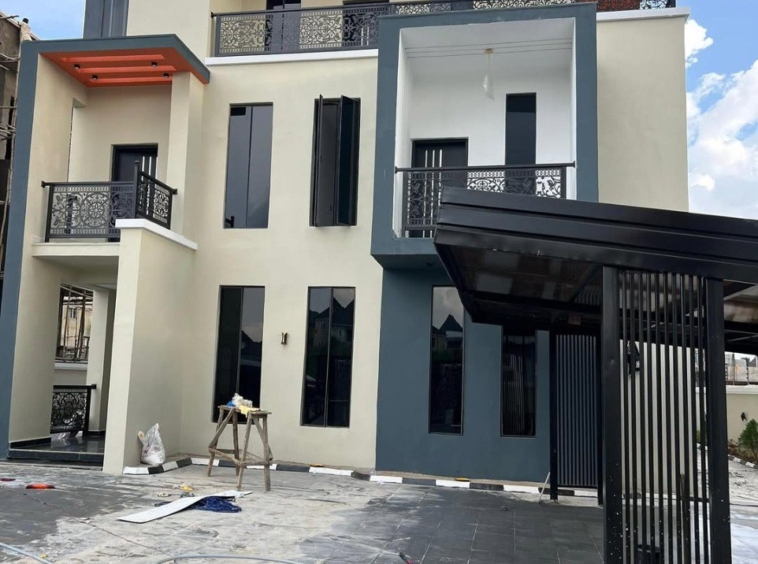 photo 5949680812486149969 y