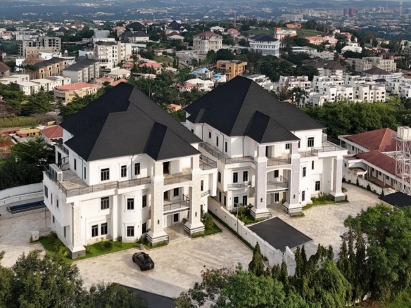 photo 5949680812486150097 y