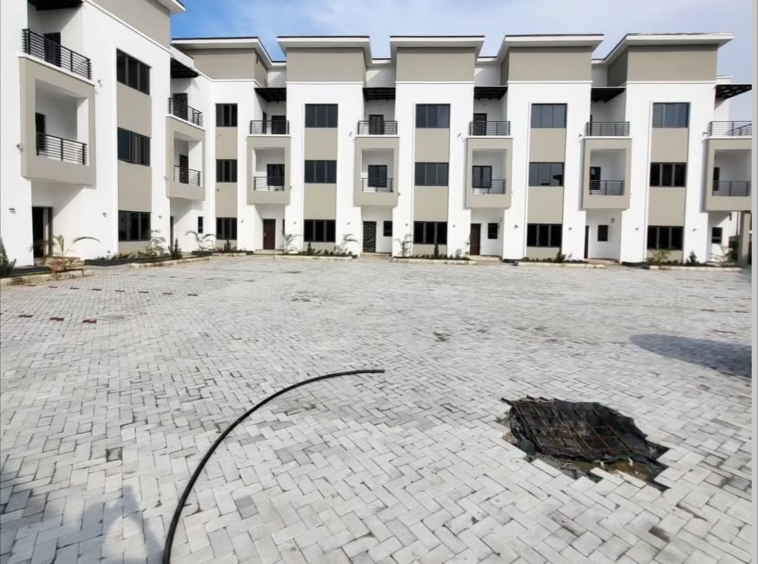 photo 5949680812486150129 y 1