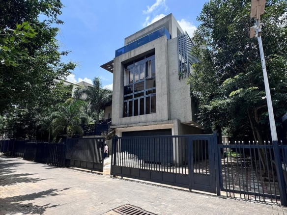 photo 5951932612299836135 y