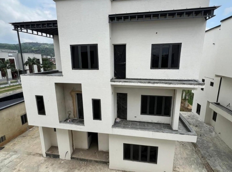 photo 5951932612299836157 y