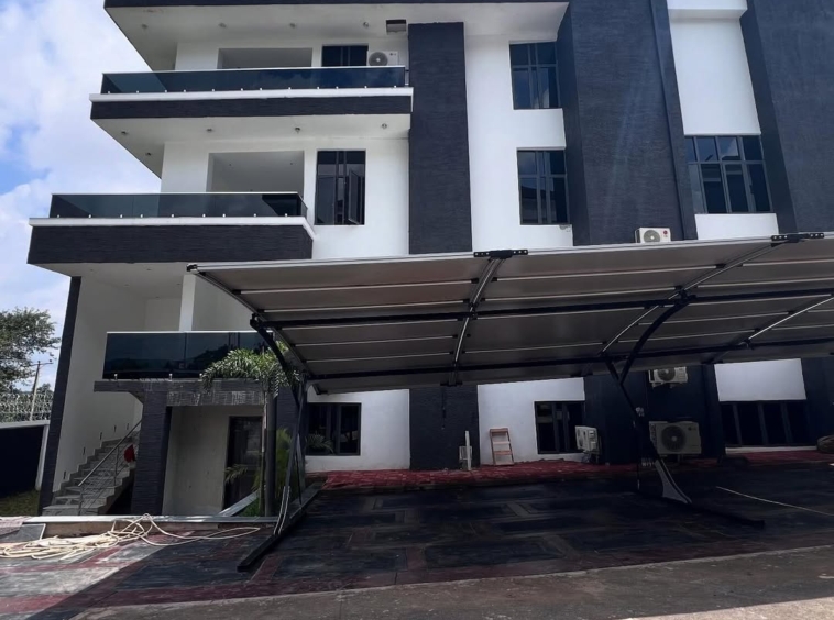 photo 5951932612299836210 y min