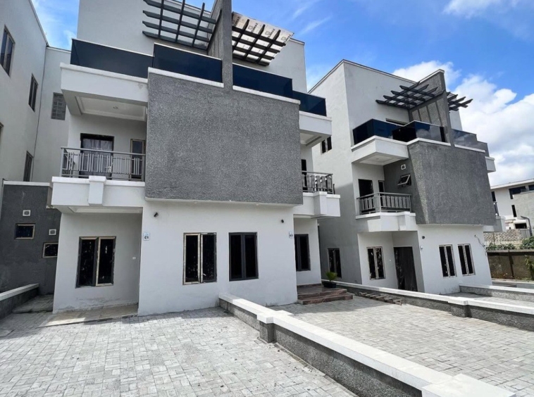 photo 5958262603820157569 y