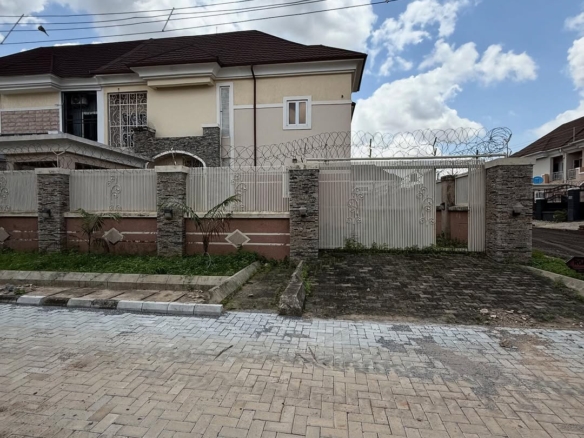 photo 5972277176596285320 y