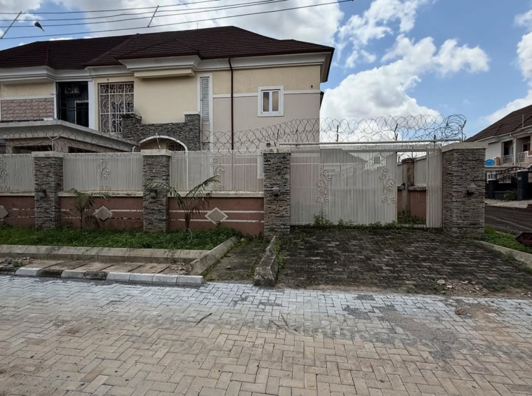 photo 5972277176596285320 y