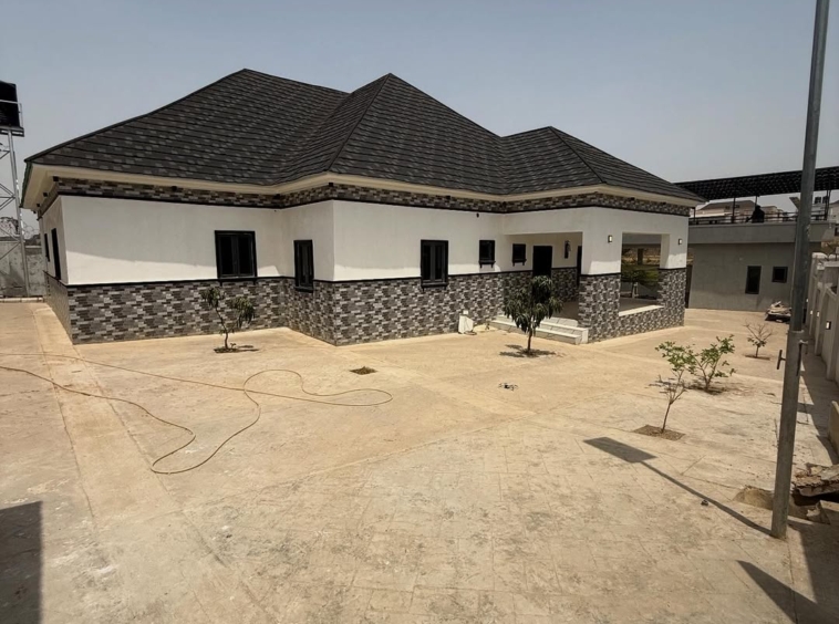 photo 5972277176596285358 y