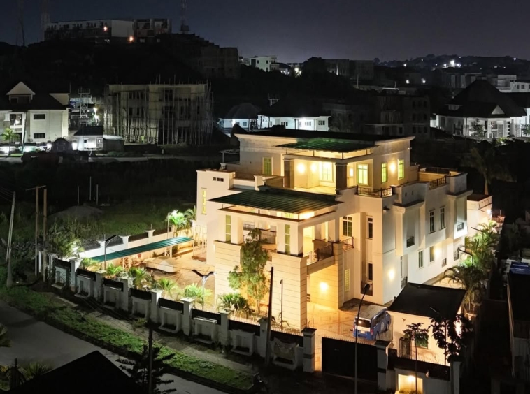 photo 5972280805843651292 y