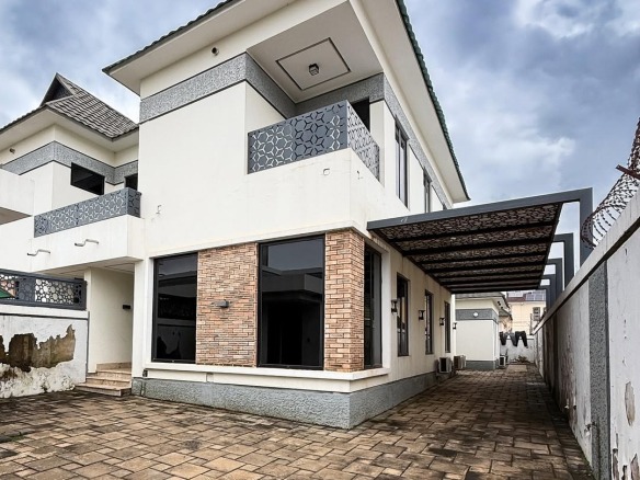 🚨 NEW LISTING‼️‼️‼️ 🚨🏠 3 Bedroom Semi Detached Duplex With A 1 Bedroom boys quarter 🏠📍 LOCA 8