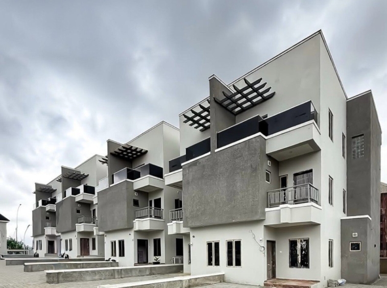 photo 5990108072628047591 y