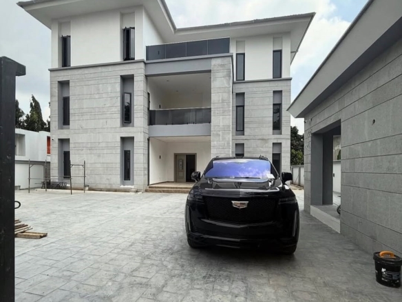 photo 6001356510371891319 y 1