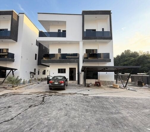 photo 6030691441946250259 y optimized 100