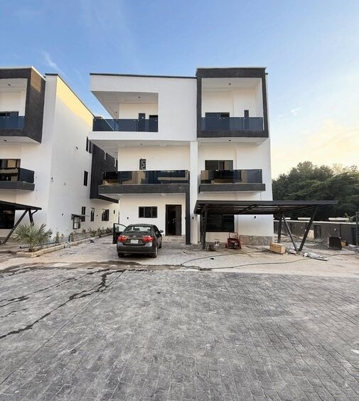 photo 6030691441946250259 y optimized 100