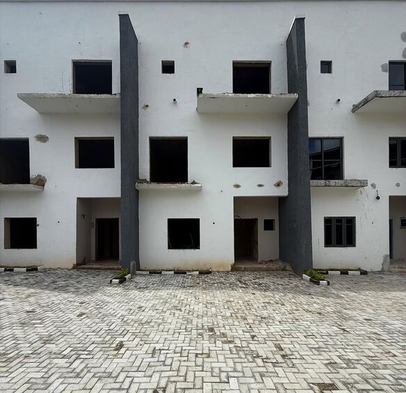 photo 6041787936635817928 y optimized 100