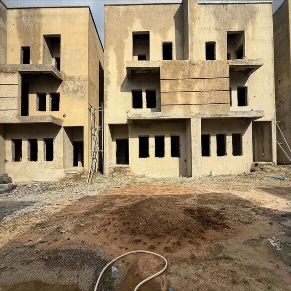 photo 6041787936635817952 y optimized 100