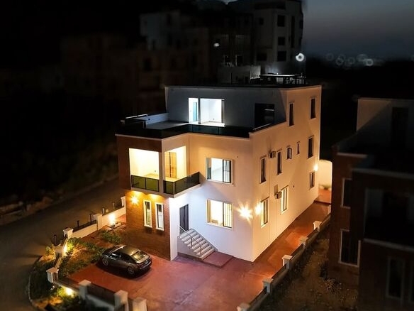 photo 5783045684951976859 y optimized 100