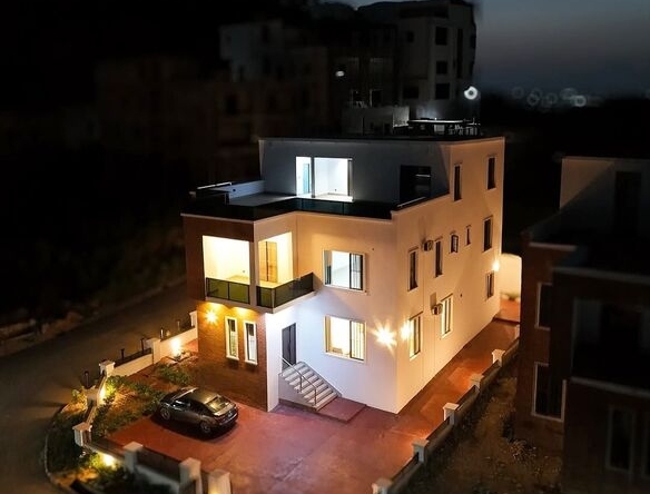 photo 5783045684951976859 y optimized 100