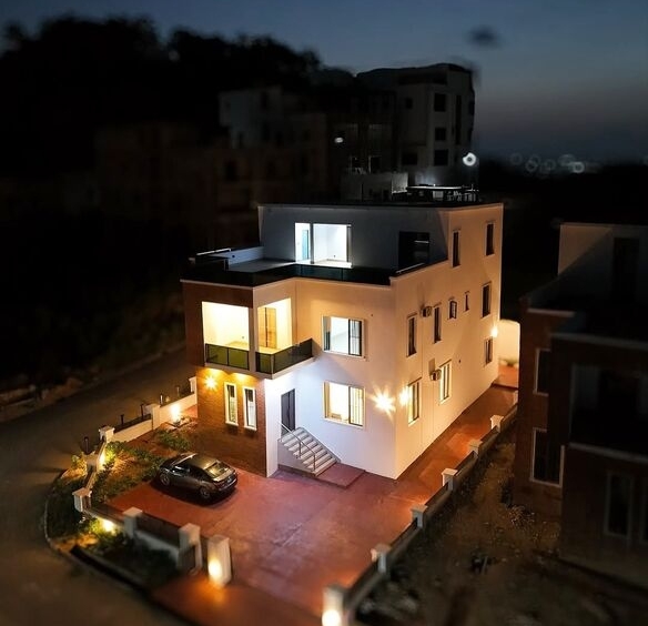 photo 5783045684951976859 y optimized 100