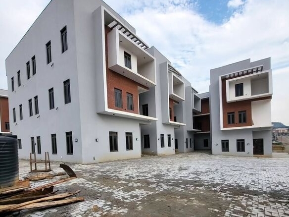 photo 5783045684951976907 y optimized 100