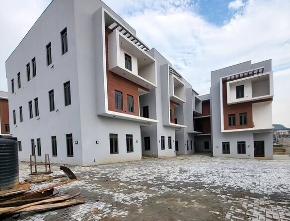 photo 5783045684951976907 y optimized 100