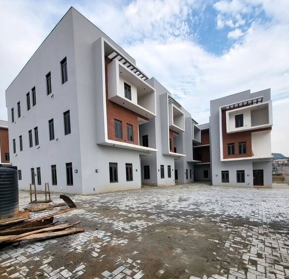 photo 5783045684951976907 y optimized 100