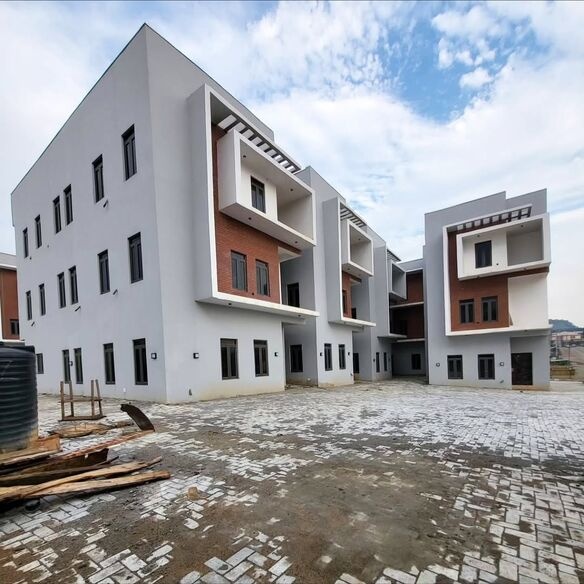 photo 5783045684951976907 y optimized 100