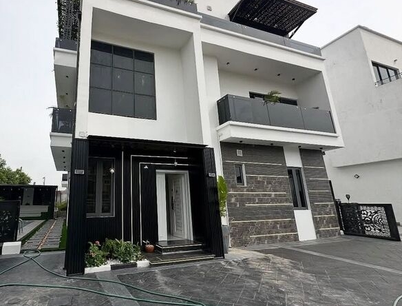 photo 5783045684951976916 y optimized 100