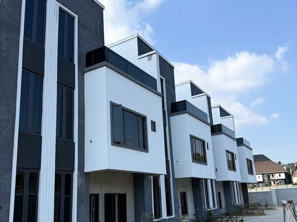 photo 5783045684951976924 y optimized 100