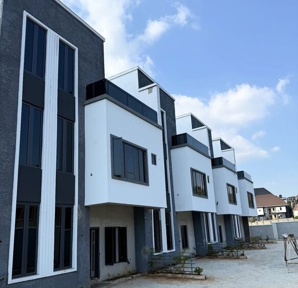 photo 5783045684951976924 y optimized 100