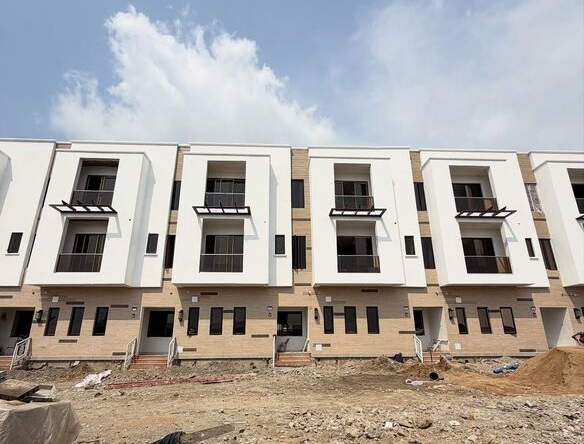 photo 6044039736449502057 y optimized 100